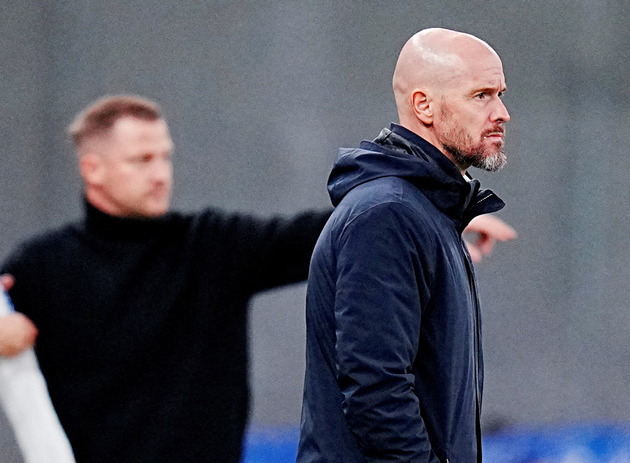 Các huyền thoại ủng hộ Ten Hag ở lại cứu MU