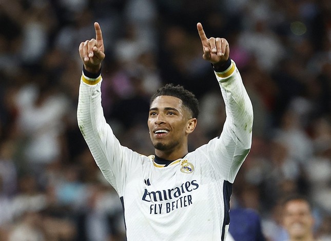 Real ngược dòng hạ Barcelona trong trận cầu hấp dẫn nhưng gây tranh cãi