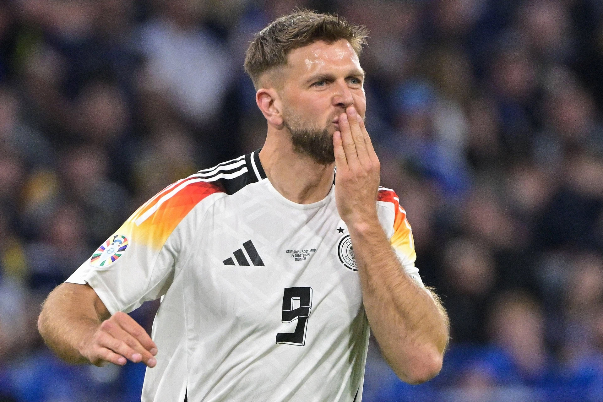 Tuyển Đức lột xác