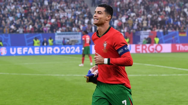 Kênh YouTube của Ronaldo qua 24 giờ phá hai kỷ lục