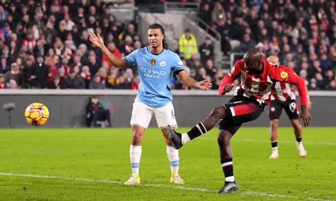 Dẫn trước 2 bàn, Man City vẫn bị Brentford cầm hòa