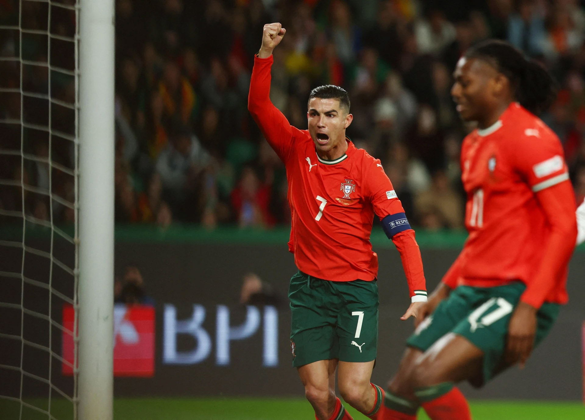 Ronaldo ghi bàn giúp Bồ Đào Nha vào bán kết Nations League