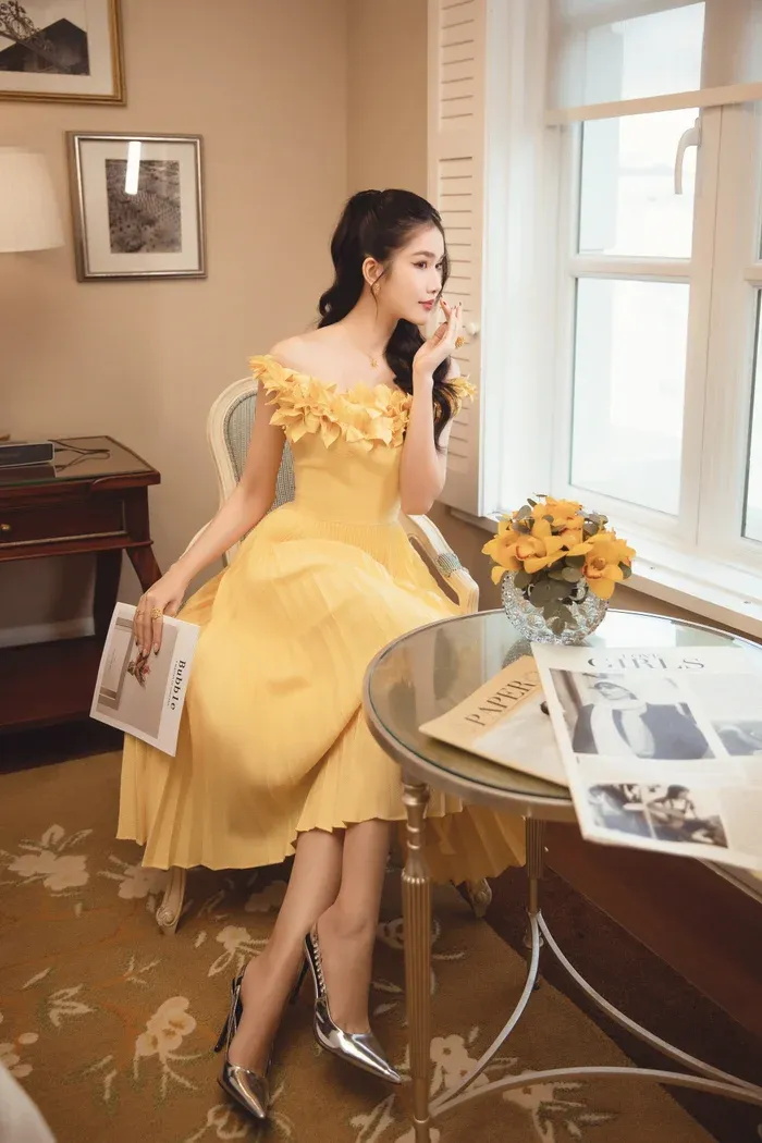 Phương Anh diện váy xuyên thấu khoe đôi 'kiếm Nhật', visual...