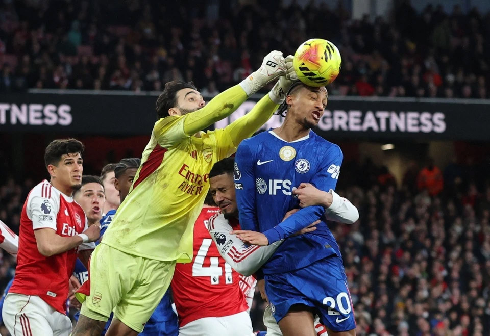 Premier League biến vòng cấm thành sàn đấu vật?