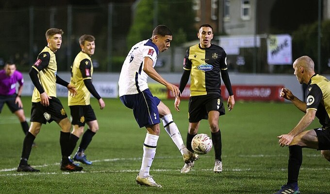 Tottenham thắng dễ đội hạng Tám