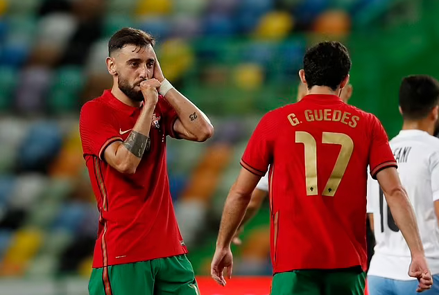 Ronaldo, Fernandes giúp Bồ Đào Nha thắng lớn